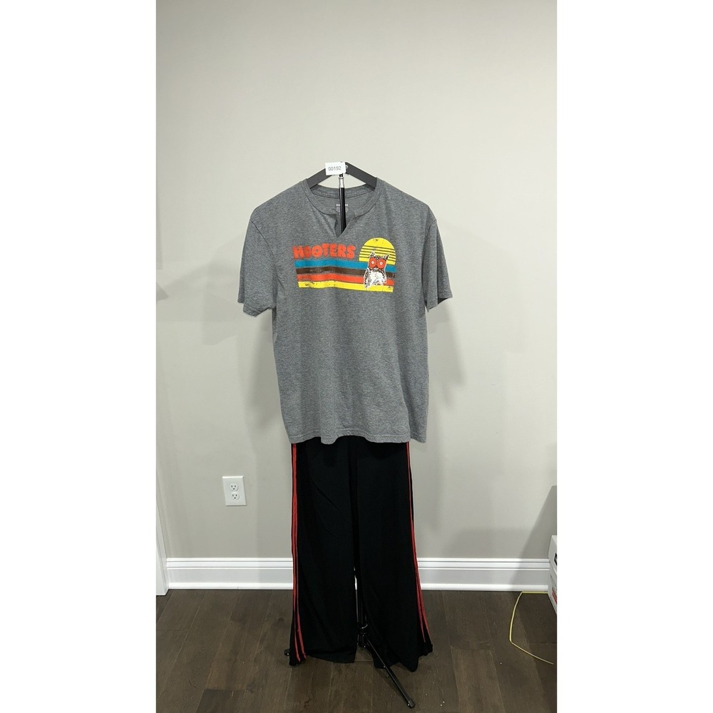 Hooters Vintage Style Heather Grey Notched V-Neck Graphic T-Shirt Mens Large